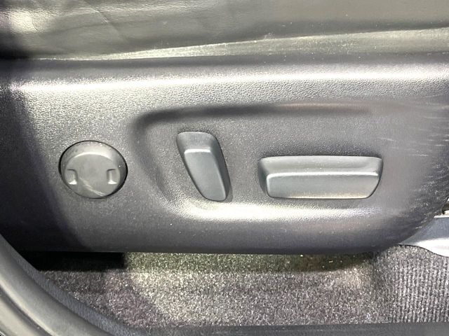 【パワーシート】スイッチ一つで簡単にシートの微調整が可能！電動だから力もいりません！快適なシートポジションにセットして、快適なドライブをお楽しみください。
