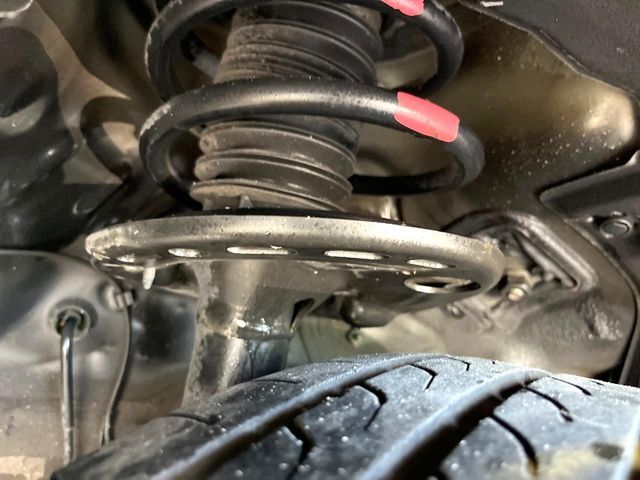 お車を安心してお乗りいただく為には、足回りの定期点検が欠かせません。サービスサポート（有償保証）では無料点検もご提供しており、安心のカーライフをお過ごしいただけるサポート体制が整っています。