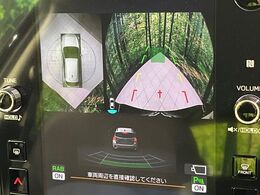 【マルチテレインモニター】車のフロントやサイドのカメラ画像を同時にモニター表示することで、悪路や狭い道を走行時でも周囲の状況確認ができ安心！本格SUVにうれしい装備です♪
