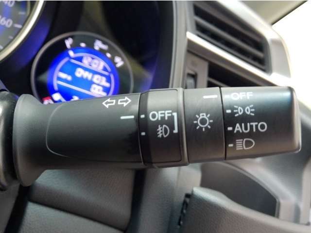 オートヘッドライト標準装備です。車外の明るさに応じて自動的にヘッドライトの点灯・消灯をしてくれます。トンネルの出入り口などで活躍してくれます。