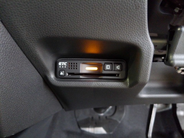 有料道路をキャッシュレスで通行できるETC車載器付きです。運転席足元に設置されています。ETCセットアップ費用は含まれておりません。別途必要となります。