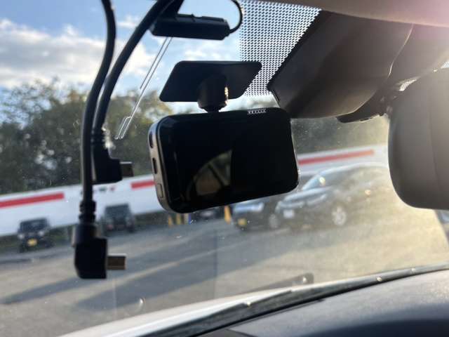 【ドライブレコーダー】安心・安全なカーライフに必須のドライブレコーダーを装備！走行中はもちろん、あおり運転や事故に遭遇した際の状況も映像で記録し、万一のリスクに備えます。