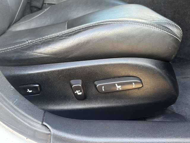 【パワーシート】スイッチ一つで簡単にシートの微調整が可能！電動だから力もいりません！自分に最適なシートポジションにセットして、快適なドライブをお楽しみください。