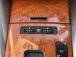 【シートベンチレーション】夏場は涼しい風でお尻や背中の熱やムレを防ぎ、冬はエアコンよりも早く温まってポカポカに！レザーシートにうれしい装備で、季節を問わず快適に過ごせます。