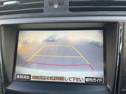 【バックカメラ】駐車時に後方がリアルタイム映像で確認できます。大型商業施設や立体駐車場での駐車時や、夜間のバック時に大活躍！運転スキルに関わらず、今や必須となった装備のひとつです！
