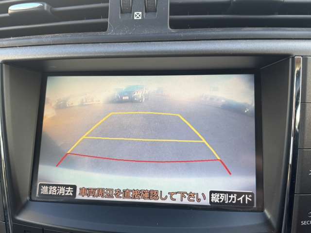 【バックカメラ】駐車時に後方がリアルタイム映像で確認できます。大型商業施設や立体駐車場での駐車時や、夜間のバック時に大活躍！運転スキルに関わらず、今や必須となった装備のひとつです！