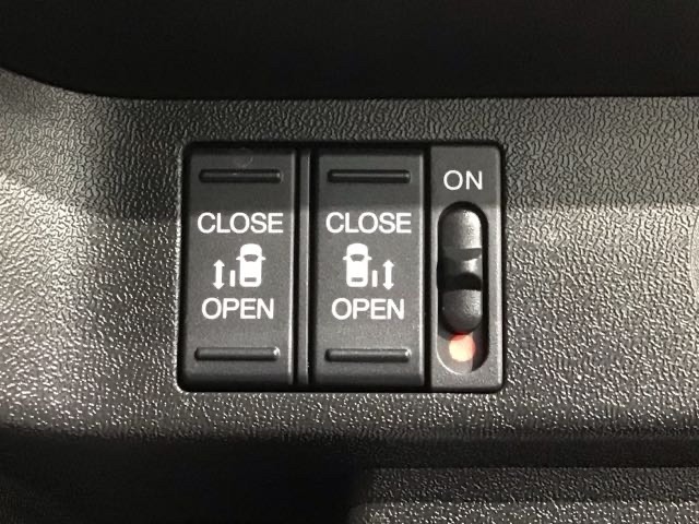 左右両側パワースライドドアが付いています。ワンタッチで簡単にお子様でも、お年寄りの方でも、開閉できますからとても便利です。キーレスや車内スイッチでも自動でドアの開閉ができます。