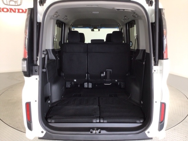 3列目シートを格納すればラゲッジスペースを更に広く使えます。