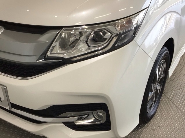 LEDヘッドライトは、点灯の瞬間から最大光量を発揮し、突然暗くなるトンネルなどでの安定感を高めます。