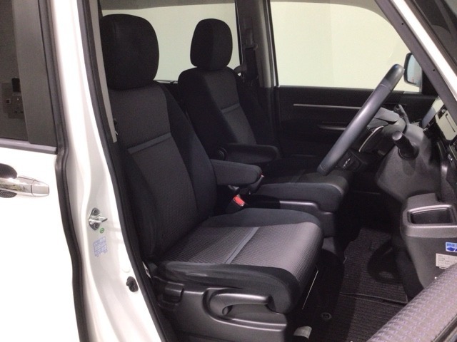 程よい硬さとホールド性が高くロングドライブも疲れにくいシートです。