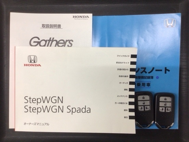 スマートキーは鍵をバッグに入れたままでもドアロックの開閉やエンジンのON・OFFができます。夜間や雨の日も鍵を探さなくて良いので便利です。