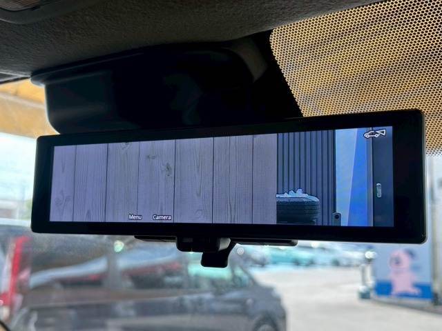 【デジタルインナーミラー】を搭載しております。液晶モニターで後方確認ができますので、荷物や乗車人数に関係なく後方確認ができ、夜間の視認性も良く、運転者が変わっても調整不要可です！