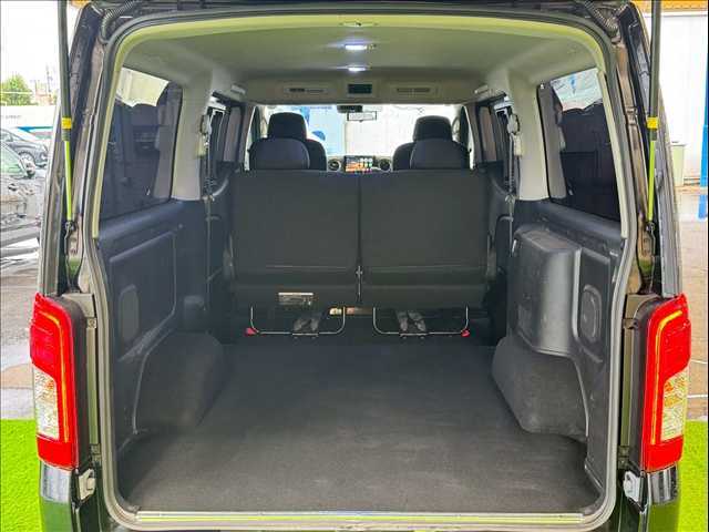 荷室板に作業台を装備。