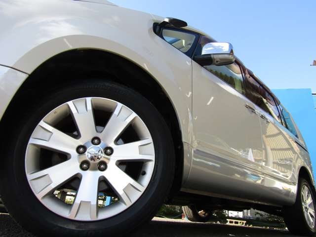 当社は自社工場にて整備を行いますので納車前の徹底的な整備により年式の古いお車でも安心してお乗り続けて頂くことができます。車検やオイル交換など軽整備まで当社サービススタッフになんでもお任せ下さい。