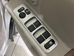 【電動格納ミラー】サイドミラーは電動格納式となっており、狭い駐車場でもキズがつくリスクを抑えられます。