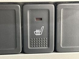 【シートヒーター】寒い日に重宝するシートヒーター！エアコンより早く温まってくれるので寒がりの人も安心ですね♪エアコンの温風は乾燥するから苦手、という方にもをおすすめです。