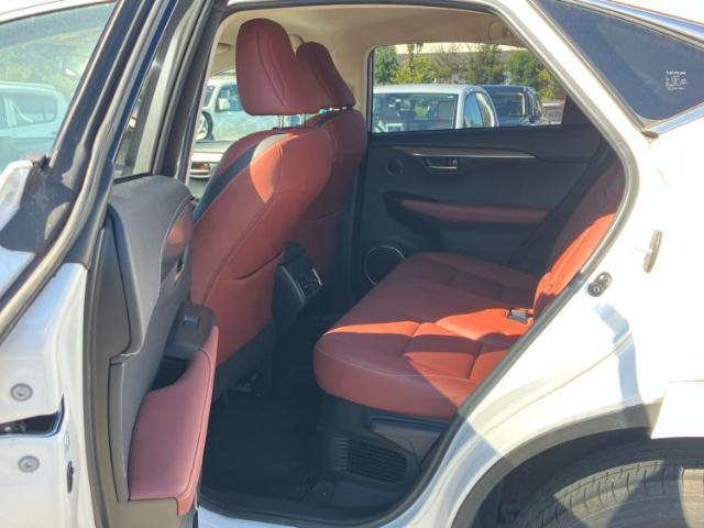 WECARSでは各商談席に大型モニターをご用意しております！見やすい大画面でゆったりと全国の在庫をご覧いただけます！是非ご来店お待ちしております！