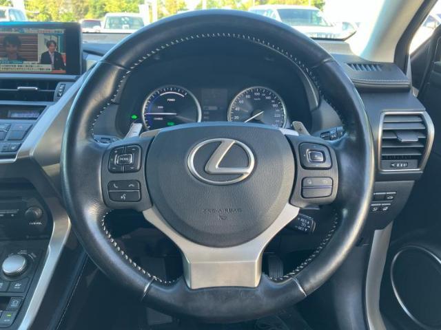 WECARSの展示場では実際に見て、触ってお車をお選びいただけます！知識の豊富な営業スタッフが様々なカーライフをご提案いたします！