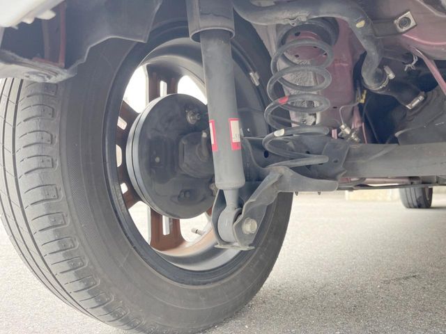 お車を安心してお乗りいただく為には、足回りの定期点検が欠かせません。サービスサポート（有償保証）では無料点検もご提供しており、安心のカーライフをお過ごしいただけるサポート体制が整っています。