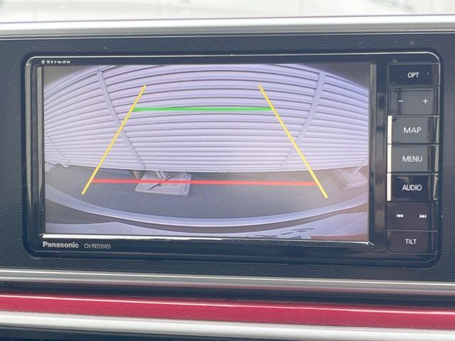 【バックカメラ】駐車時に後方がリアルタイム映像で確認できます。大型商業施設や立体駐車場での駐車時や、夜間のバック時に大活躍！運転スキルに関わらず、今や必須となった装備のひとつです！