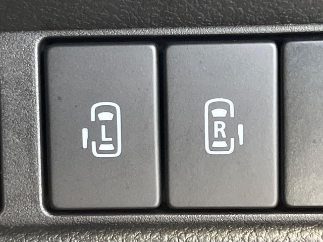 【両側パワースライドドア】スマートキーや運転席のスイッチで後席両側スライドドアの開閉が可能♪電動だから力を入れてドアを開ける必要が無く、小さなお子様でも簡単に開け閉めでき快適です♪