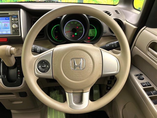 インテリアに合わせたデザインのステアリングは、運転される方のことも考え、運転しやすい形状、大きさです。是非一度、実際に触ってお確かめください。