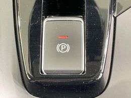 【電動パーキングブレーキ】パーキングブレーキは便利な電動式！ボタン一つで操作でき、アクセルを踏めば自動で解除されます♪レバーやペダルが無いので運転席廻りもすっきりしますね♪