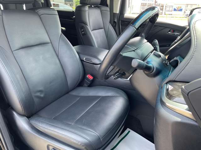 【1列目シート】もちろん車内はキレイです♪よりクリーンな状態をキープしたいお客様には『シート撥水コーティング』がおすすめ！除菌・消臭に効果を発揮し多くの方にご好評いただいております。