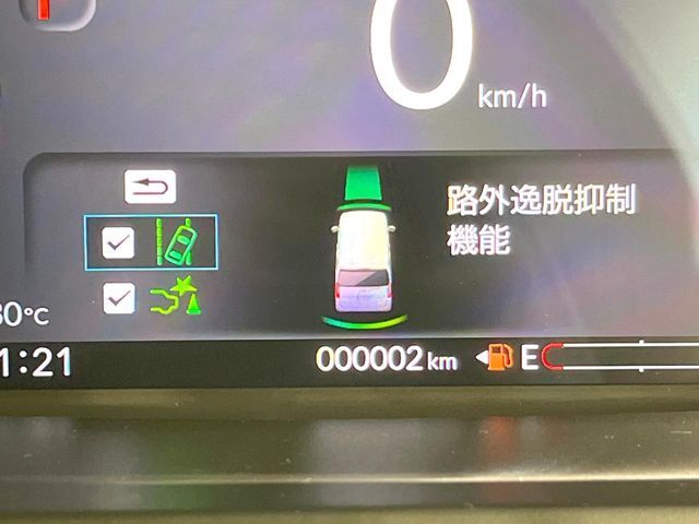 【車線逸脱警報】道路上の白（黄）線を認識し、意図せず走行中の車線からはみ出しそうになった時、メーター内の警告灯とブザーで注意喚起してくれる安心・安全機能です♪