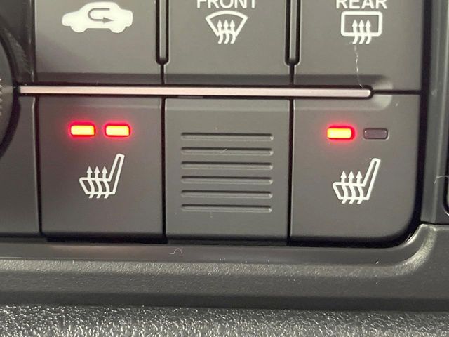【シートヒーター】寒い日に重宝するシートヒーター！エアコンより早く温まってくれるので寒がりの人も安心ですね♪エアコンの温風は乾燥するから苦手、という方にもをおすすめです。