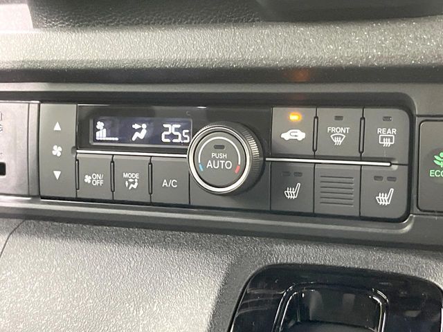 【オートエアコン】一度お好みの温度に設定すれば、車内の温度を検知し風量や温度を自動で調整。暑い…寒い…と何度もスイッチ操作をする必要はありません。快適な車内空間には必須の機能ですね♪