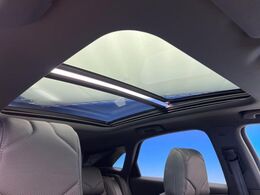 ●サンルーフ：開放感たっぷりの希少装備、サンルーフが装着されています！車内に明かりを取り入れたり景色を楽しむ以外にも、車内の空気も簡単に換気できて快適です！