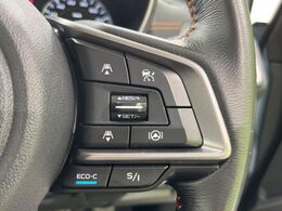 【全車速追従機能付クルーズコントロール】高速道路での長距離走行が楽に！！自動で速度を保つクルーズコントロールが、衝突軽減システムと連携し、前方の車両を感知して車間を保つように速度調節してくれます！！