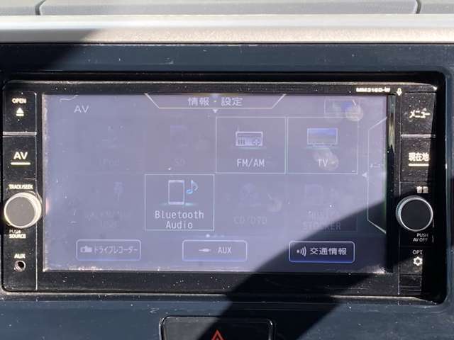 カーナビは、Bluetooth対応、CD・DVD再生が可能です。