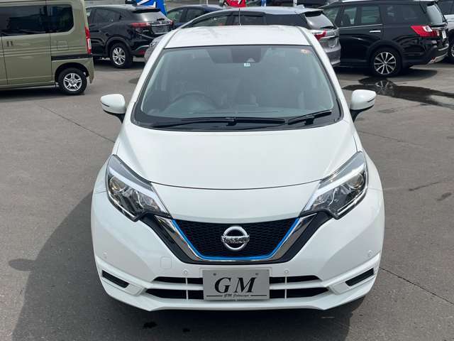 ジーエム自動車にはお客様を第一に考えます。中古車販売士の資格を持ったスタッフがお客様のニーズに合ったお車を必ずご提案致します。お気軽にご相談ください。