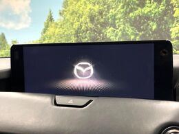 【12.3インチマツダコネクト】車内の雰囲気にマッチした大型ディスプレイ。スマホ接続でのナビ使用やBluetooth再生等、様々な機能が楽しめます。直感的なダイヤル操作が可能で、使い勝手も良好です。
