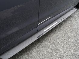 ディーラーオプションの電動サイドステップを装備しております。負担が少なく乗降が可能になります。ルーフへのアクセスも良くなるため、キャリアを付けたときや洗車時にも足場として使えます。