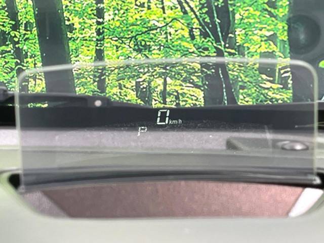 【ヘッドアップディスプレイ】現在の速度や走行情報をデジタル表示で運転席前方のガラスに投影！運転中、目線をずらさず必要な情報を確認できるのでとっても便利で安心！
