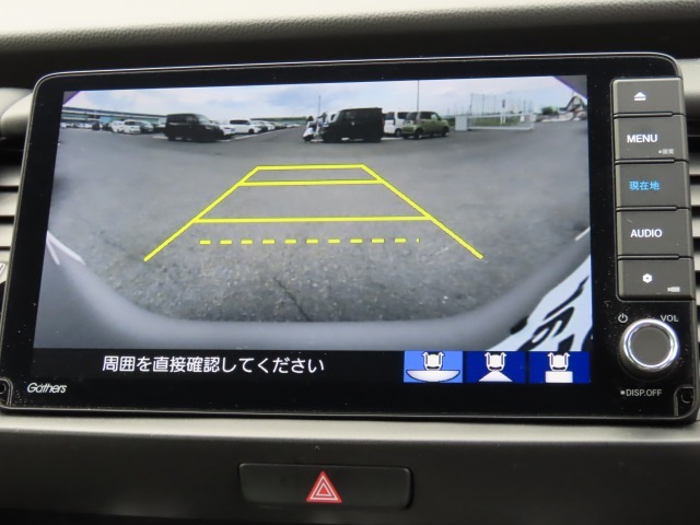 従来の視野・後方を約180°見渡せる横に広い視野・後方を真上から見たような視野。これら3種類の視野を、状況に合わせて使い分けられるリアワイドカメラシステムです！