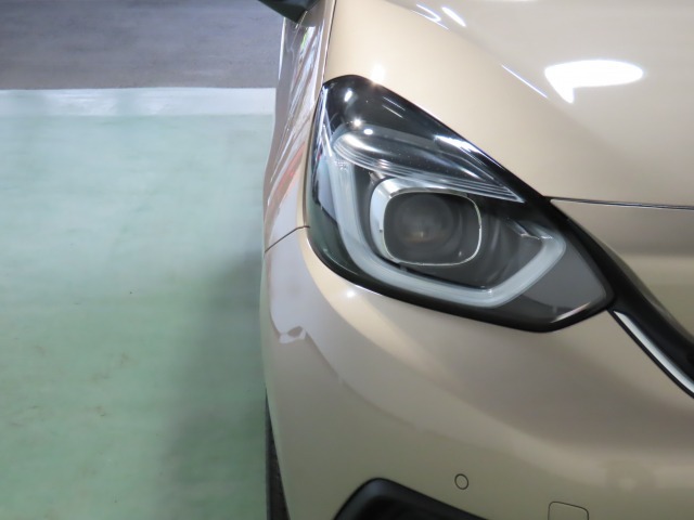 LEDヘッドライトは、点灯の瞬間から最大光量を発揮し、突然暗くなるトンネルなどでの安定感を高めます。