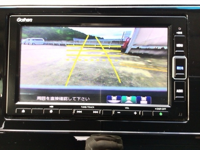 【バックカメラ】運転が苦手な方も車庫入れラクラクです！ギアをリバースに入れれば自動的に切り換わりますので、面倒な操作は不要です♪狭い駐車場もお車を傷つけず安心ですね！