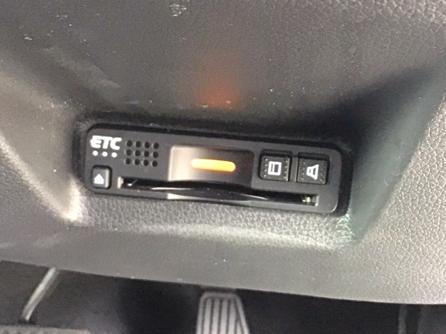 【ETC車載器】もはや必須アイテムのETCを搭載！高速道路のご利用時にとても便利！わずらわしい料金所での現金支払いが不要となりスムーズに通過できます♪