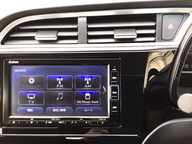 【オーディオ機能】ナビに一体のオーディオは、フルセグTVの他にDVD/CDプレーヤーを装備♪もちろんFM/AMラジオもお聞きいただけますよ♪