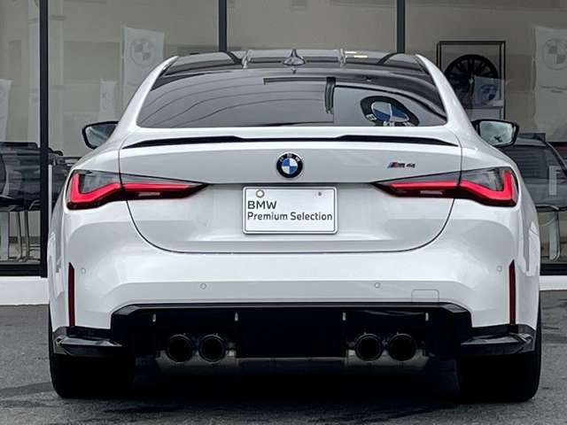 BMWを熟知したメカニックによる、100項目の納車前点検。ドイツ本国と同様の教育・訓練を受けたメカニックが、100項目にも上るポイントを徹底的に点検、整備した後にお客様にお引渡しいたします。