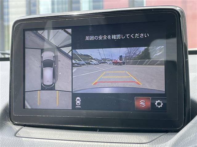 【アラウンドビューモニター＆バックモニター】車両の全方位と後方のカメラ映像を映し出すので車内の状況や悪天候などに影響されずいつでもクリアな視界が得られます。