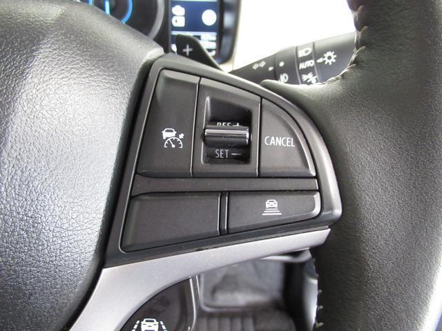 高速道路で便利なクルーズコントロール機能が付いていますよ。　速度を設定するとアクセルを踏まなくても一定の速度で走ることができるので足を休ませる事ができますね。