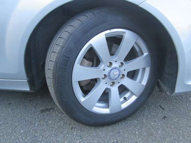 純正アルミ付きタイヤ（205/55R16）はとても状態が良く当面の交換不要で経済的です（フロント）