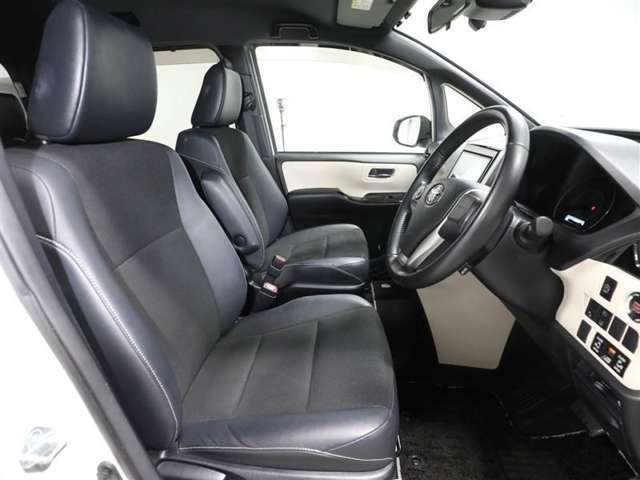 ゆったり室内で運転もしやすいです♪使い勝手の良い配置も考えられています！！