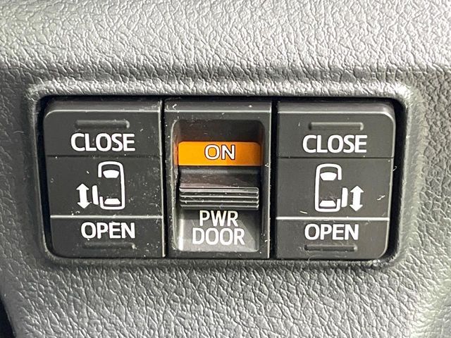 【両側パワースライドドア】スマートキーや運転席のスイッチで後席両側スライドドアの開閉が可能♪電動だから力を入れてドアを開ける必要が無く、小さなお子様でも簡単に開け閉めでき快適です♪