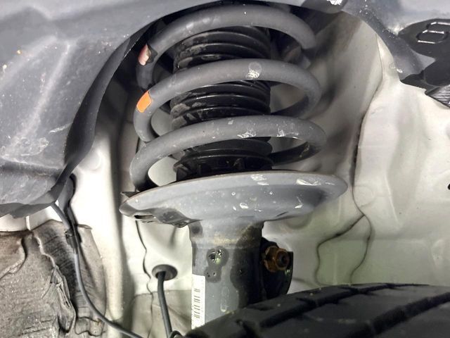 お車を安心してお乗りいただく為には、足回りの定期点検が欠かせません。サービスサポート（有償保証）では無料点検もご提供しており、安心のカーライフをお過ごしいただけるサポート体制が整っています。